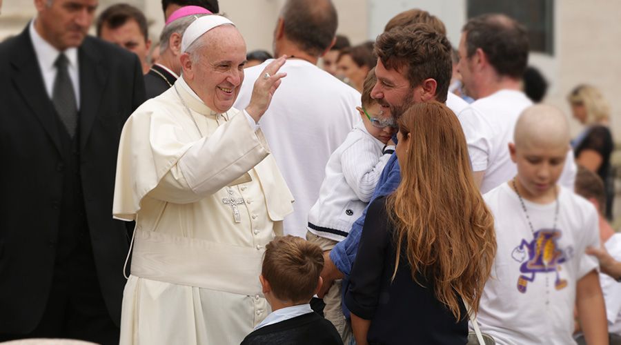 Papa recorda viagem à Irlanda: o ideal é a família unida, não a separação!