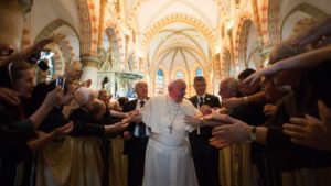 Aumentam os católicos no mundo e diminui o número de sacerdotes