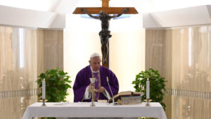 Papa reza pelos idosos que se encontram sozinhos e com medo