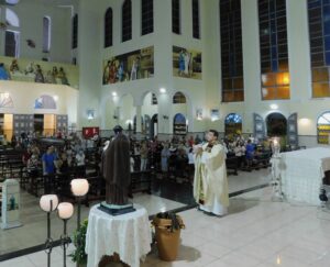 Fiéis celebram com Missa Solene a Festa de São Benedito, nosso padroeiro.